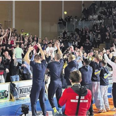Spektakulär und eiskalt - Das Team feiert mit den rund 500 mitgereisten Freiamt-Fans den 1:1-Ausgleich in der Finalserie. Bilder: Stefan Sprenger