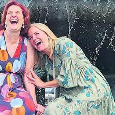 Hilfe anbieten ist willkommen - Die Lebensfreude und die Neugierde verbinden sie: Jacqueline Egger (links) und die Mühlauerin Edith Sidler teilen Erfahrungen aus ihrem Leben als Blinde. Bild: zg