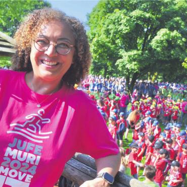 Die Jugend bewegt - Gute Laune bei der Eröffnung des Jugendfests: Gemeindevizepräsidentin Milly Stöckli (links) und OK-Präsidentin Carolynn Handschin. Bild: Thomas Stöckli