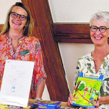 Die Lust aufs Lesen fördern - Trudi Brunner, Stellvertretende Leiterin der Bibliothek, und Conny Sander-Reinhardt, Leiterin der Bibliothek im Kloster Muri, sind begeistert, dass sie das Angebot «Lese-Tandem» lanciert haben. Bild: Verena Anna Wigger