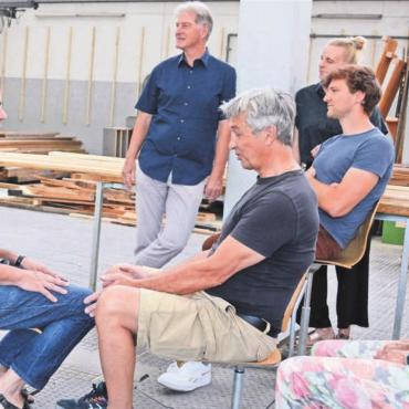 Bewegung auf und vor der Bühne - Das Publikum dreht sich auf seinen Stühlen zum jeweiligen Spielort – die Idee wird beim Fototermin gleich ausprobiert. Von links: Adrian Meyer, Hans Melliger, Stefan Hegi, Sophia Basler, Jonas Arnet und Eva Keller. Bilder: Chregi Hansen / Archiv