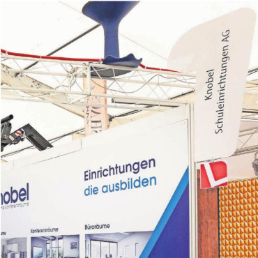Die regionale Vielfalt entdecken - Die roten L-Kleber kennzeichnen Ausbildungsbetriebe. Hier erhalten interessierte Besucherinnen und Besucher Auskunft über die entsprechenden Lehrberufe. Bild: zg