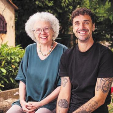 Stift schreit auf Papier - Jan Seven Dettwyler hat zusammen mit Mutter Ruth Dettwyler einen Asterix-Band in Mundart übersetzt. Bild: Micha Dettwyler