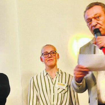 Mit Disziplin zum Erfolg - Moderator Alexander Eigensatz (rechts) durfte mit Michelle Stierli und Renato Bizzotto zwei erfolgreiche Persönlichkeiten aus Sport und Kultur begrüssen. Bild: tst