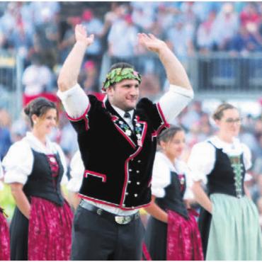 «Ich habe den König» - Der neue König Armon Orlik lässt sich feiern.