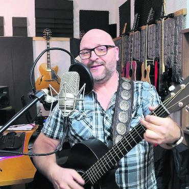 Ein Leben für die Musik - Win Stöckli in seinem Element. Spontan gibt er eine Kostprobe seines Könnens. In seinem Studio in Dottikon nimmt er eigene Songs auf, produziert aber auch Alben von anderen Künstlern. Bilder: Chregi Hansen / zg