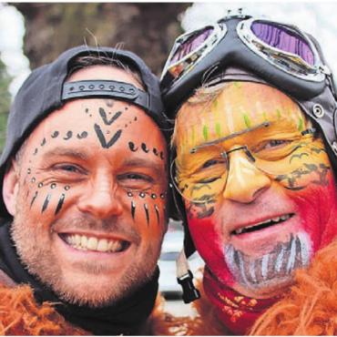 Fasnacht für die ganze Familie - Auch eine der Familiengeschichten der Konfettipfuser: links Josua Wenger, Sohn des Mitbegründers und langjährigen Präsidenten Thomas Wenger.