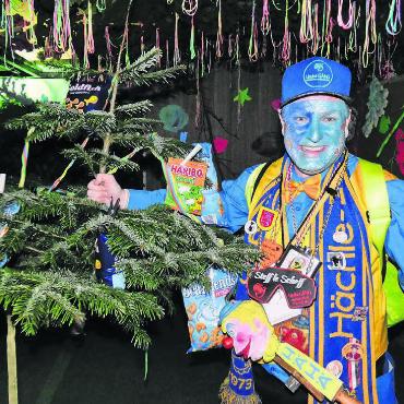Unterstützung für die Feuerwehr - Zunftmeister «Steff le Scheff» startete ins zweite Amtsjahr. Von Ortsbürgerpräsident Stephan Nauer bekam er den «1. Unterwasser-Christbaum» überreicht. Bild: sp