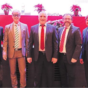 Ja zum Bauland-Verkauf - Sie freuten sich auf die erste Gemeindeversammlung im neuen Kulturhaus: Roger Arnold, Pius Vogel, Gemeindeammann Josef Huwiler, Vizeammann Marco Meier und Jakob Sidler (von links). Bild: ci