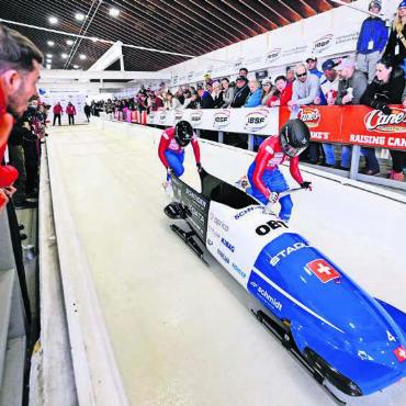 «Komische und frustrierende Saison» - Weltmeisterschaft in Lake Placid: Melanie Hasler und Muswama Kambundji beim Start. Bilder: IBSF