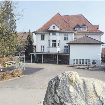 Die Kritik ernst nehmen - Die Tage das alten Gemeindehauses sind gezählt – mit dem Nein zum Referendum kann die Planung des Neubaus mit Vollgas fortgeführt werden. Bild: Archiv
