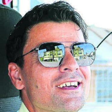 Schwarzgraben ist wieder befahren - «Schöne Abwechslung.» Chauffeur Sami Morina geniesst die Fahrten durch die blühende Landschaft.