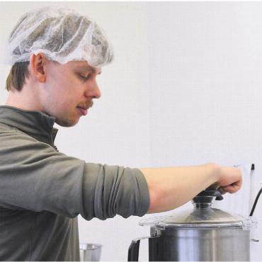 Sie probieren es einfach aus - Lebensmitteltechnologe Andreas Hediger produziert den Hummus  im Cutter werden die Zutaten vermischt. Bilder: Annemarie Keusch / zg