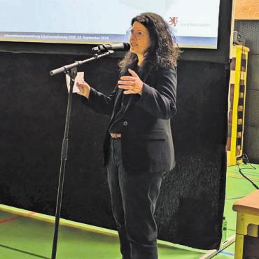 «Wir brauchen euch alle» - Bildungs-Stadträtin Claudia Bamert warb mit Freude, Kompetenz und Leidenschaft für «ihre» Schulprojekte. Und überzeugte so die meisten Anwesenden. Bild: Marco Huwyler
