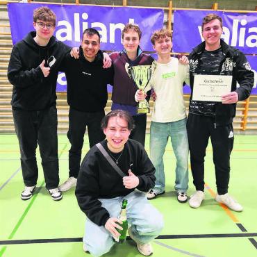 Seriensieger triumphiert erneut - Die Seriensieger der BBZ-Sportevents, das Männerteam der Klasse M21-1 mit Teamcoach Matteo Pucci (unten). Bild: zg