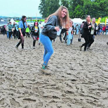 Künftig weniger Schlammfelder - Vom «Hive Air» bleibt nicht nur die gute Musik in Erinnerung: Solche Schlammfelder sollen künftig verhindert werden. Bild: Archiv/sab