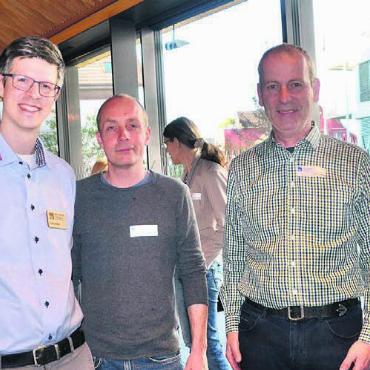 Holz als Baustoff – und Energieträger - An der Generalversammlung von Pro Holz Aargau in Muri, von links: Felix Moor, Geschäftsführer, Lukas Frei, freier Mitarbeiter im Bereich Holzenergie, Stefan Staubli, neuer Vizepräsident, und Präsident Anton Möckel. Bild: Thomas Stöckli
