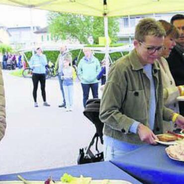 Kulinarisch verwöhnt - Die Besucherinnen und Besucher bedienten sich am vielfältigen Buffet. Bild: zg