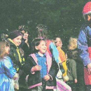 Rekord und Elektrosmog-Dusche - Neben Spektakel bot die Fasnacht mal wieder viele fröhliche Begegnungen. Bild: Archiv