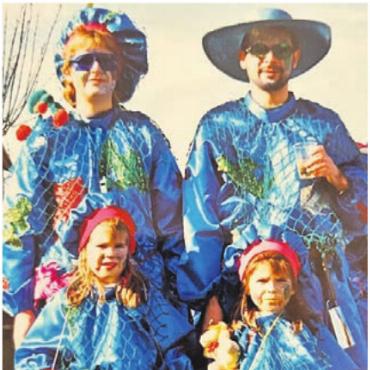 Fasnacht für die ganze Familie - Edith Fischer (l.), erste Tambi, mit Familie.