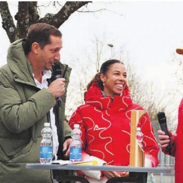«Eine von uns» - Melanie Hasler und Michael Vogt (rechts) standen Sportredaktor Stefan Sprenger Red und Antwort. Links Berikons Frau Gemeindeammann Petra Oggenfuss.