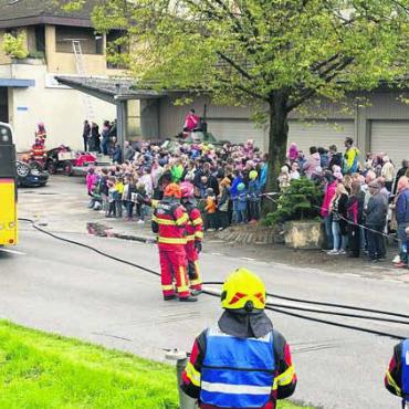 Wenn ein Bus Feuer fängt - Wie immer lockte die Hauptübung der Stützpunktfeuerwehr viel Publikum an.