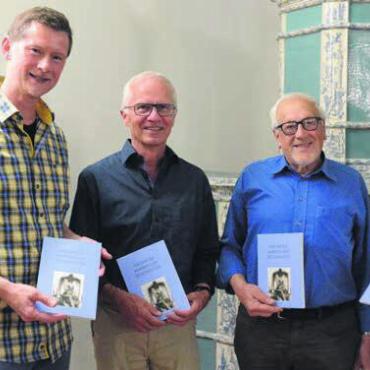 Ein Stück gemeinsame Heimat - Sie hatten Grund zur Freude (v. l.) Thomas Götz, Benno Seiler, Autor Louis Wicki und Künstlerin Tamara Müller. Ihr Buch der Freiämter Geschichten und Anekdoten stösst auf reges Interesse. Bild: vaw