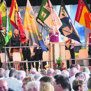 Gesang und Geselligkeit - Voller Saal und eine Vielfalt an Delegationen: Der Sängertag in Benzenschwil hat die Chorsänger in Massen mobilisiert. Bild: tst
