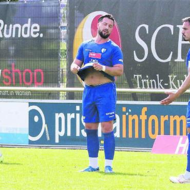 Der Tiefpunkt zum Ende - Frust, Fassungslosigkeit, Enttäuschung. Der FC Wohlen (von links: Justin Pfister, Mileta Matovic, Edison Golaj) wirkt gegen Münsingen komplett überfordert. Das Bild zeigt die Reaktionen des Teams nach dem 0:3. Es sollte noch viel schlimmer kommen. Bild: Josip Lasic