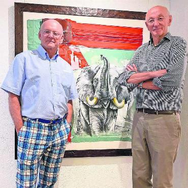 «Erwartungen sind Fluch und Segen» - Rolf Knie (l.) und den Bremgarter Galeristen Pius Fischbach (r.) verbindet eine jahrzehntelange Freundschaft. «Wenn wir zusammensitzen, verändern wir gefühlt die Welt. Und am nächsten Tag ist sie doch gleich wie zuvor», schmunzelt der Künstler. Bild: zg