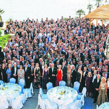 50 Jahre auf Erfolgskurs - Unvergesslich: die Jubiläumsfeier auf Malta mit ganz vielen der weltweit über 670 Mitarbeitenden. Bild: zg
