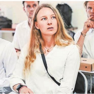 Studium mit Surfbrett - Lia-Mara Bösch bei der Orientierung zu ihrem Auslandssemester. Bild: zg