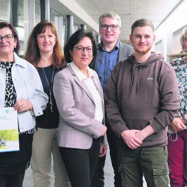 Bedürfnisse der Älteren abholen - Die erste Arbeit der Alterskommission wird nun verteilt: Claudia Dober, Susanne Schmid, Claudia Weber, Simon Heiniger, Tobias Schär und Ruth Langenberg (von links). Es fehlt Aktuar Albert Steger. Bild: Celeste Blanc