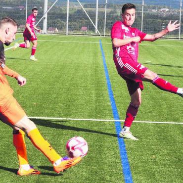 Der Pendler - Yannik Wiget (rechts) in der vergangenen Saison beim Spiel gegen Schötz. Damals holte Muri in diesem Duell den ersten Sieg. Gelingt ihnen das jetzt gegen Courtételle? Bild: Archiv/jl