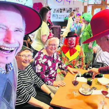 Ganz sicher nicht zu alt - Vor dem Nachtessen noch eine letzte Runde: Fasnächtliche Freude herrscht im Altersheim. Bilder: zg