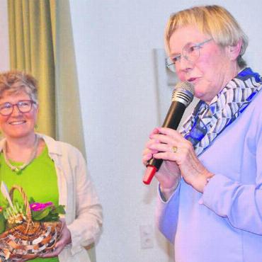 Traumhafte Wildnis - Referentin Annemarie Koelliker (rechts) mit Claudia Marfurt, Präsidentin des reformierten Frauenvereins.