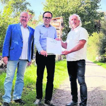 Naturnahes Firmenareal - Freudige Gesichter bei der Übergabe der Auszeichnung, von links: Beat Flach (Präsident Stiftung Natur und Wirtschaft und Nationalrat), Michael Dubach (Geschäftsführer Murimoos), Josef Villiger (Vizepräsident Murimoos). Bild: zg