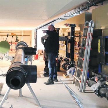 Fünf Sattelzüge Material verbaut - Martin Burkart im Dialog mit den Mitarbeitenden der Firma Aquila, die im Untergrund der Badi die neue Technik installieren. Bilder: Annemarie Keusch