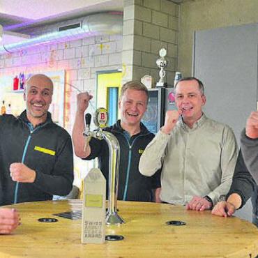 Bester Arbeitgeber der Schweiz - Sie freuen sich mit dem Team, den Award als bester Arbeitgeber in Muri zu haben. Mitarbeiter und Chefs der Beltech AG mit Adrian Bucher, Dritter von rechts, und Lukas Bättig, Bütler Elektro Telecom, rechts.