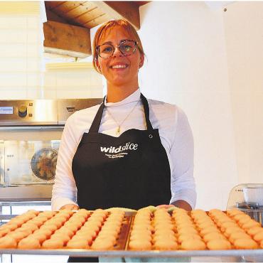 Macaron geht auch vegan - Frisch aus dem Ofen. Steffi Furrer präsentiert ihre Macarons. Für eine ideale Produktion hat sie mit ihrem Vater das grosszügige Gartenhaus umgebaut. Bild: Annemarie Keusch