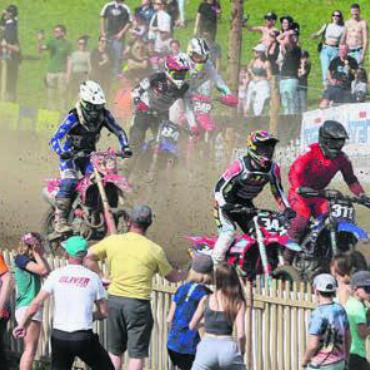 Endlich wieder Motorenparty - Fliegende Motorräder und teils auch fliegender Dreck am Motocross Wohlen. Bild: spr