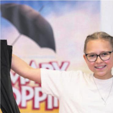 Kleiner Star auf grosser Bühne - Noée Täschler spielt Jane Banks. Bild: zg