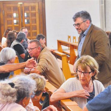Eine Kirche für alle Generationen - Im Austausch mit den Katholiken im Pastoralraum: Karl Scholz (stehend) und Philipp Galizia (mit Mikrofon) lauschen den vorgebrachten Anliegen. Bild: Thomas Stöckli