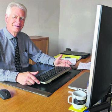 Abrechnungen im Fokus - Raymond Tellenbach präsentiert die städtischen Zahlen. Bild: huy