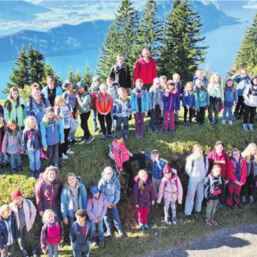 Olympia und quer durch die Schweiz - Gruppenbild der zweiten Lagerwoche: Auch unter dem Motto Schweiz erlebten die Kinder viel Spannendes.
