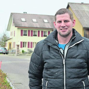 Alle sollen entscheiden - Cyrill Gauch steht auf der Niesenbergstrasse. Hier soll bald nur noch 30 km/h gefahren werden dürfen. Gegen diesen Entscheid sammelten er und die SVP-Ortspartei Bettwil erfolgreich Unterschriften. Bild: Annemarie Keusch
