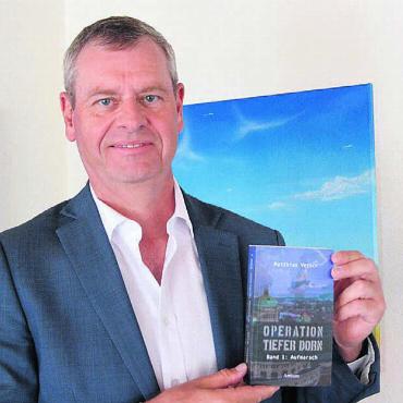 Panzer an der Schweizer Grenze - Matthias Vetsch befasst sich in seinem Roman damit, wie Menschen in schwierigen Situationen handeln. So etwa, wenn plötzlich russische Panzer an der Schweizer-österreichischen Grenze in Vorarlberg stehen würden. Bild: Roger Wetli