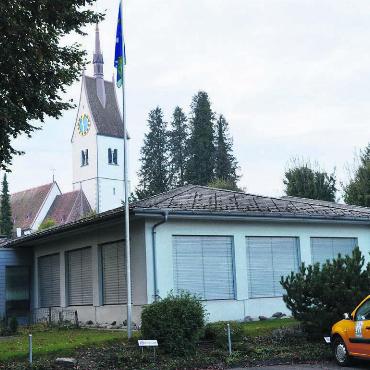 Laufbahn nicht im Keller starten - Soll der Kindergarten an der Rozenstrasse für 1,15 Millionen Franken um eine Abteilung (rechts) aufgestockt werden? Darüber stimmen die Merenschwander an der Gemeindeversammlung vom 27. November ab. Bild: tst