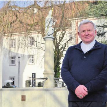 «Gott und den Menschen dienen» - Dem Freiamt fühlt er sich nach wie vor verbunden: Weihbischof Josef Stübi beim Gespräch im Klosterhof in Muri. Bild: Thomas Stöckli