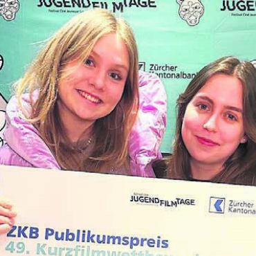 Coole Erfahrung – Film als Krönung - Im Frühling 2024 radelten sie von Wohlen nach Lecce, danach realisierten sie einen Film, der nun prämiert wurde: Clara Holloway (links) und Pascale Lörtscher. Bild: zg